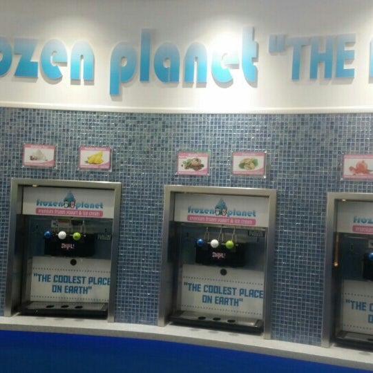 Photo taken at Frozen Planet Yogurt by Hilly Hill on 8/22/2015