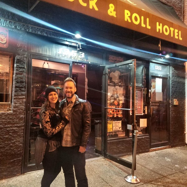 Foto diambil di Rock &amp; Roll Hotel oleh Jonathan G. pada 11/1/2017