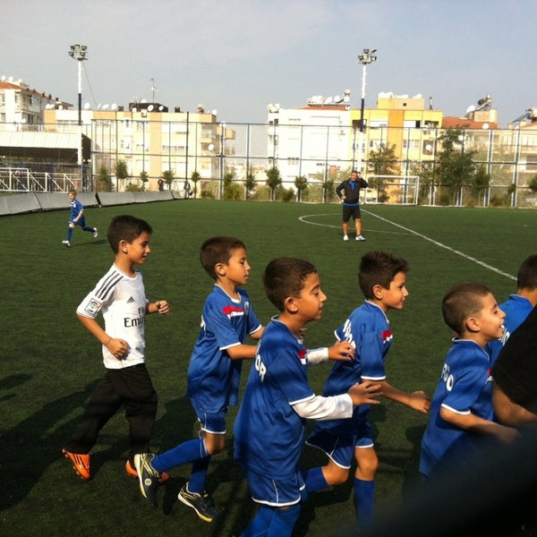 osman kibar izmirspor tesisleri futbol sahasi