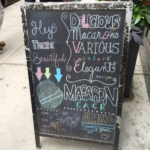 Das Foto wurde bei Macaron Café von Joy T. am 6/4/2015 aufgenommen