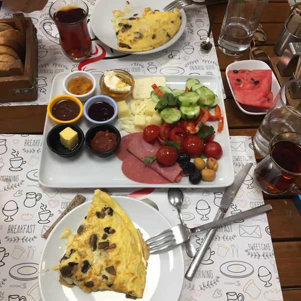 Foto scattata a Balkon Cafe &amp; Kahvaltı da Deniz D. il 8/18/2018