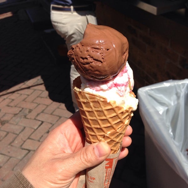 รูปภาพถ่ายที่ Jeni&#39;s Splendid Ice Creams โดย Goose R. เมื่อ 4/17/2014