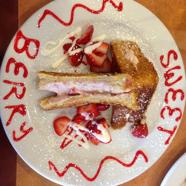 Das Foto wurde bei Sweet Berry Cafe von Naomi S. am 7/5/2014 aufgenommen