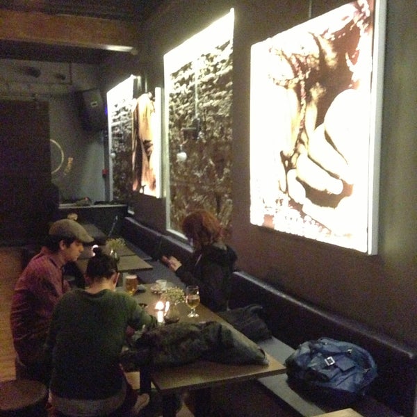 4/18/2013 tarihinde Sef A.ziyaretçi tarafından Happy Hours Pub'de çekilen fotoğraf