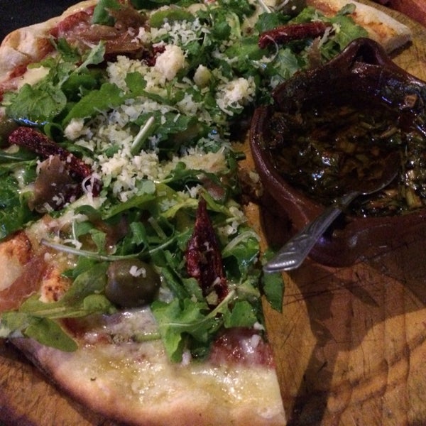 Pizza de arúgula y jamón serrano 💘. Recuerden que es pizza estilo Argentina, no esperen una pizza muy delgada :)