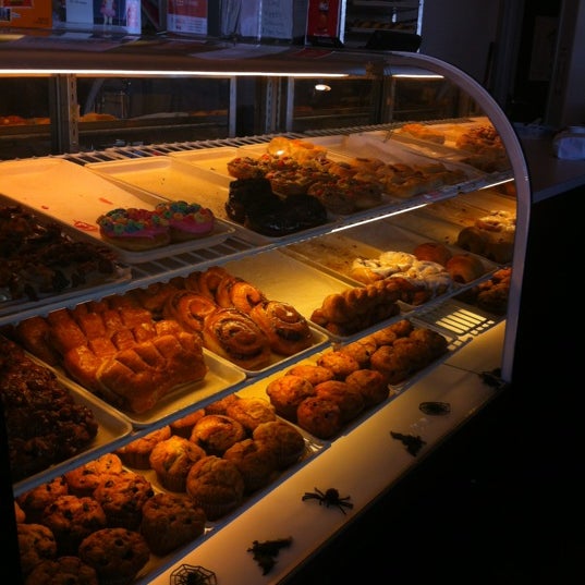 Foto scattata a Pena&#39;s Donut Heaven &amp; Grill da Stacey F. il 10/19/2012