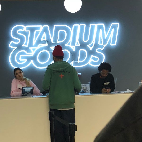 Das Foto wurde bei Stadium Goods von Stacey F. am 12/30/2018 aufgenommen