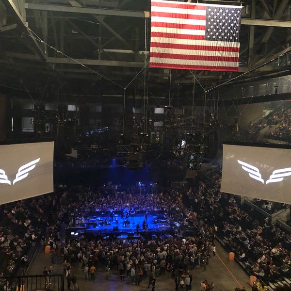 Foto tirada no(a) John Paul Jones Arena por Virginia C. em 3/17/2019