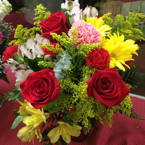 2/16/2013에 Dave W.님이 Whitley&#39;s Flowers에서 찍은 사진