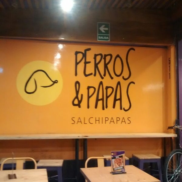 Photo prise au Perros &amp; Papas - Salchipapas par Chity D. le4/17/2015