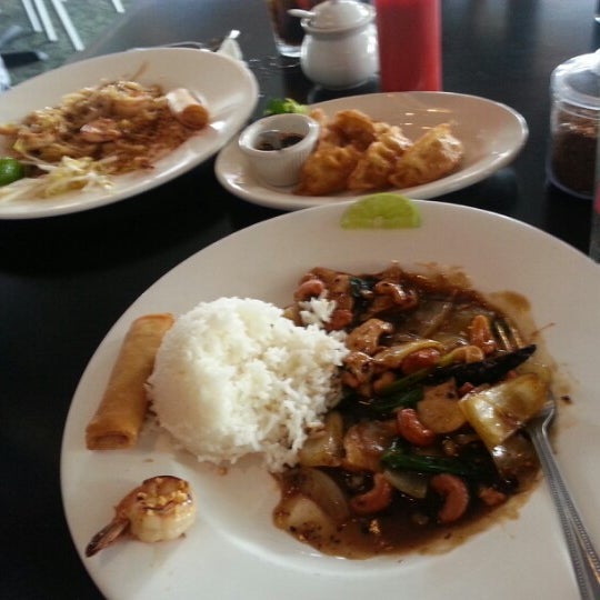 Foto tomada en Chaba Thai Restaurant  por nMaria G. el 1/28/2013