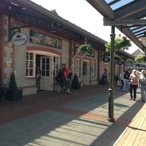 Foto tirada no(a) Clarks Village Outlet Shopping por Ian T. em 6/1/2013