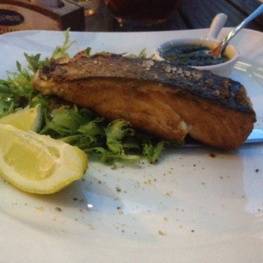 Das Foto wurde bei Española – Restaurante &amp; Tapas Bar von Avneet S. am 6/23/2014 aufgenommen