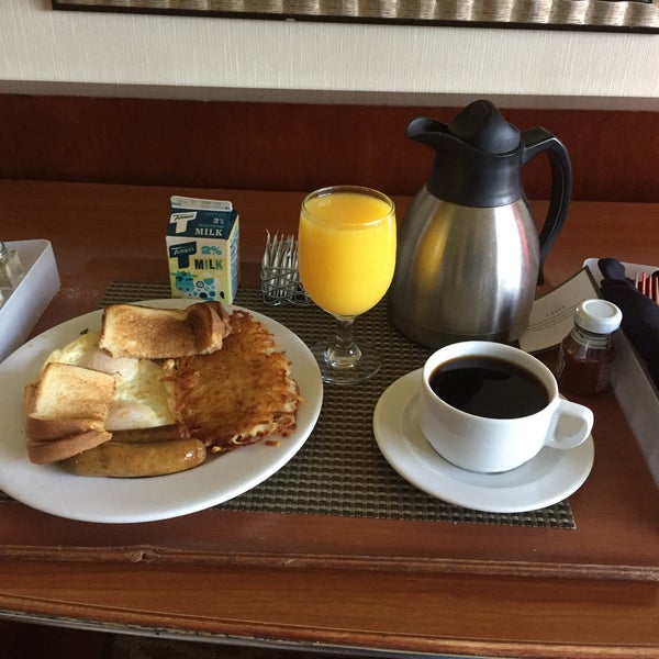 10 min from the airport, breakfast room service was great. The pool and gym looked really nice. A Starbucks and restaurant in the modern lobby.