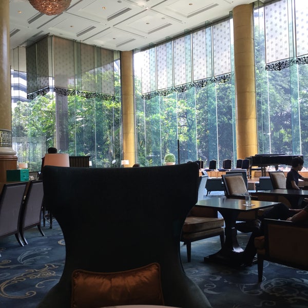 8/6/2016 tarihinde Shei Wah T.ziyaretçi tarafından Lobby Lounge at Makati Shangri-La'de çekilen fotoğraf