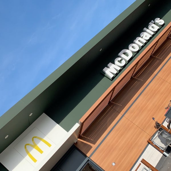 รูปภาพถ่ายที่ McDonald&#39;s โดย DenDo A. เมื่อ 2/14/2019