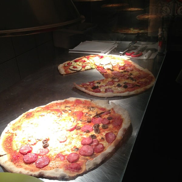 รูปภาพถ่ายที่ Pizza โดย Toze C. เมื่อ 5/30/2013