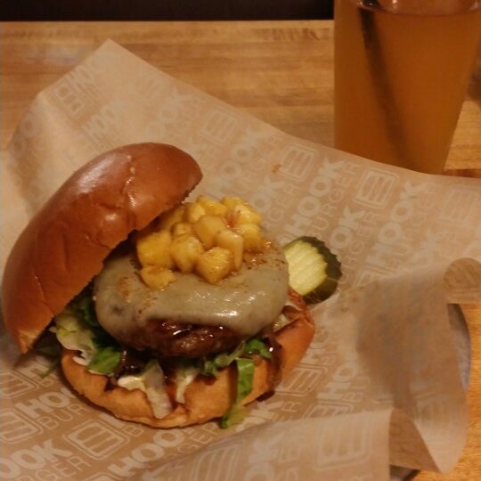 Foto scattata a Hook Burger Bistro da Loren E. il 3/31/2015