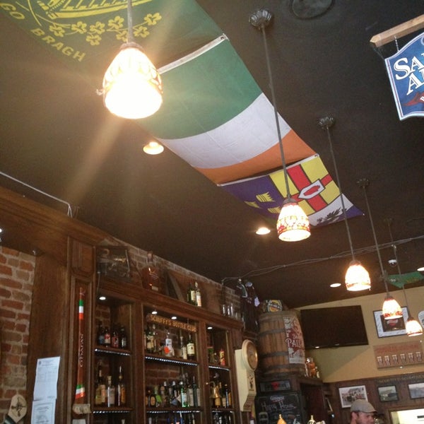 รูปภาพถ่ายที่ Scruffy Murphy&#39;s Irish Pub โดย Pete H. เมื่อ 7/28/2013