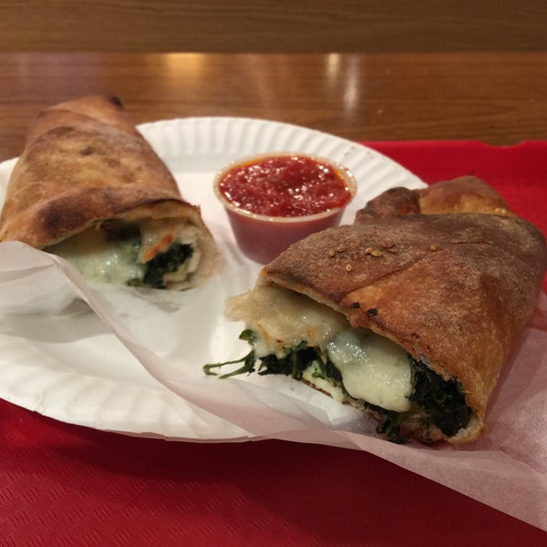 12/24/2015 tarihinde Leah K.ziyaretçi tarafından New York Pizza Suprema'de çekilen fotoğraf