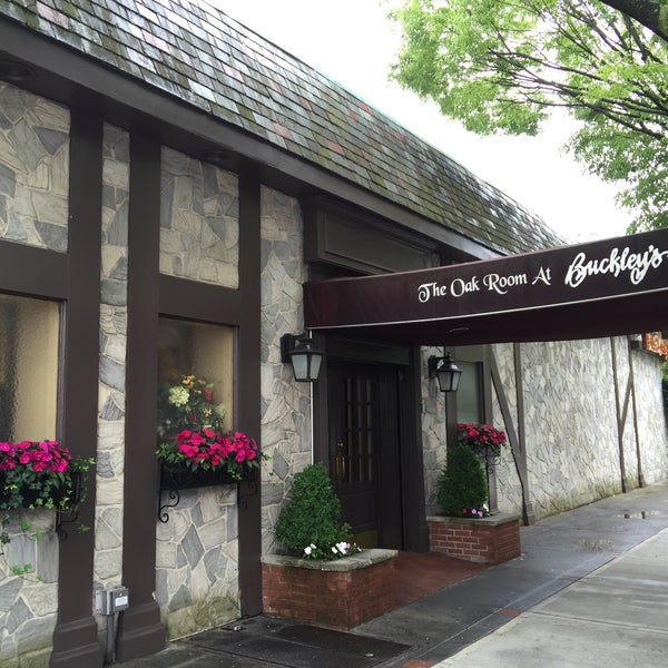 Foto tirada no(a) Buckley&#39;s Restaurant and Catering por Leah K. em 6/5/2016