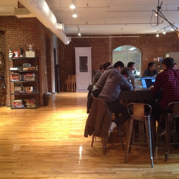12/3/2013 tarihinde Leah K.ziyaretçi tarafından Codecademy HQ'de çekilen fotoğraf