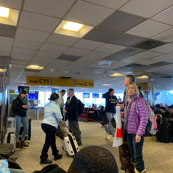 Foto tomada en United Airlines Ticket Counter  por Leah K. el 3/11/2019