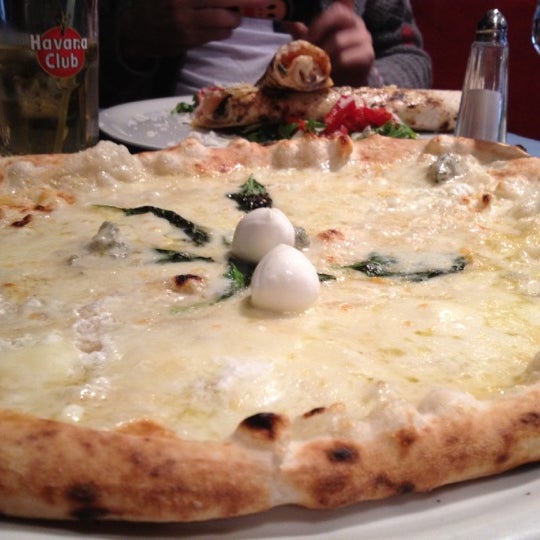 Foto tirada no(a) O&#39;scià Pizzeria Napoletana por Romain L. em 10/2/2012