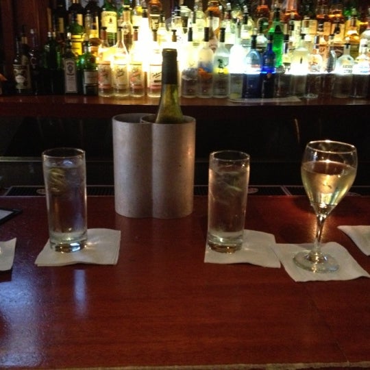 Foto diambil di The Uptown Restaurant &amp; Bar oleh Amanda A. pada 10/30/2012
