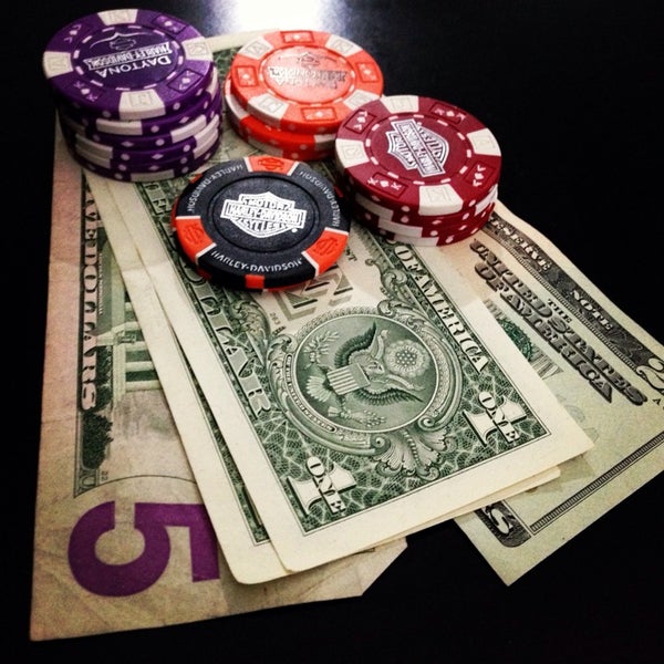 Das Foto wurde bei Daytona Beach Kennel Club and Poker Room von Bruce H. am 10/30/2013 aufgenommen