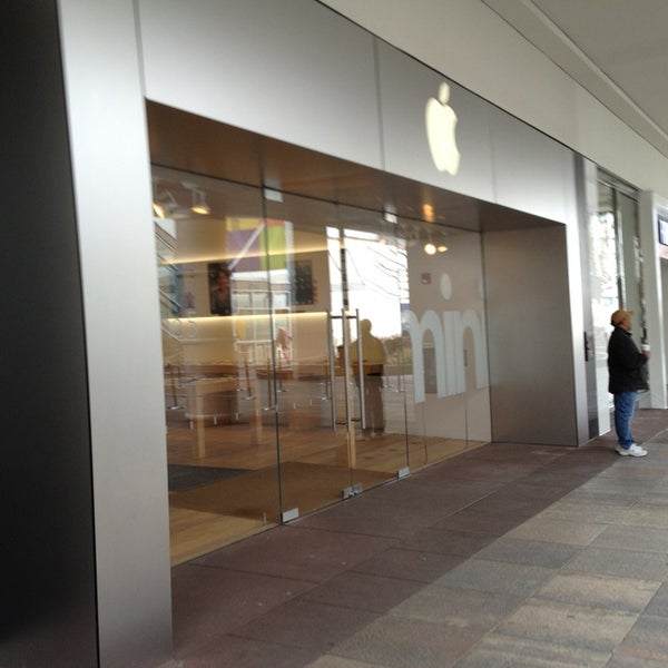 Photos at Apple Oakbrook Electronics Store in Oak Brook