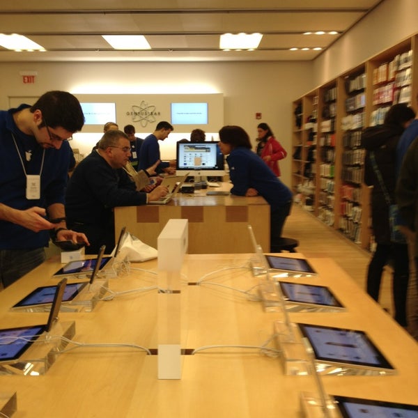 Photos at Apple Oakbrook Electronics Store in Oak Brook