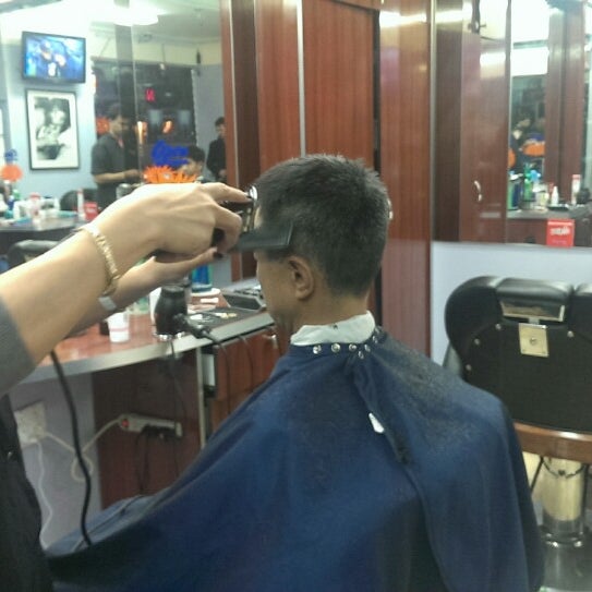 Foto scattata a Premium Barber Shop da Austin H. il 1/11/2014