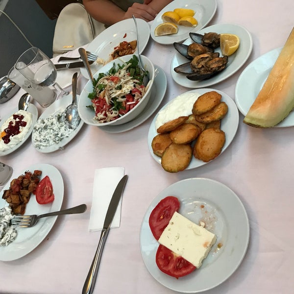 Das Foto wurde bei Seviç Restoran von Şeküre S. am 8/1/2017 aufgenommen