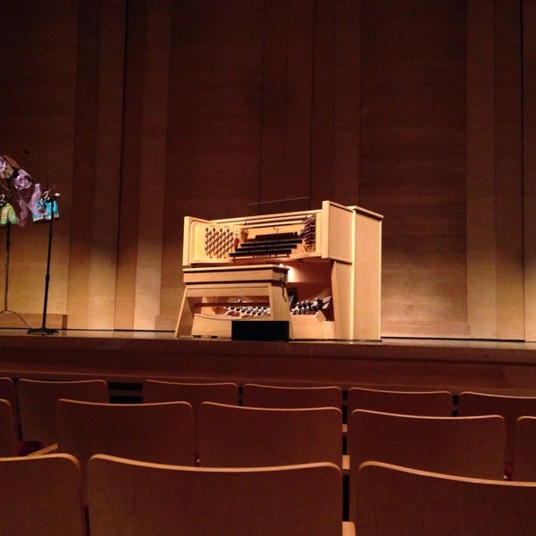Foto tirada no(a) Weidner Center for the Performing Arts por Kimberly V. em 4/12/2014