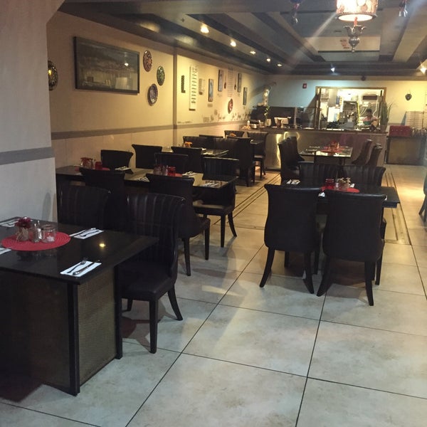 Das Foto wurde bei His &amp; Hers Restaurant and Lounge von Sal k. am 10/21/2015 aufgenommen
