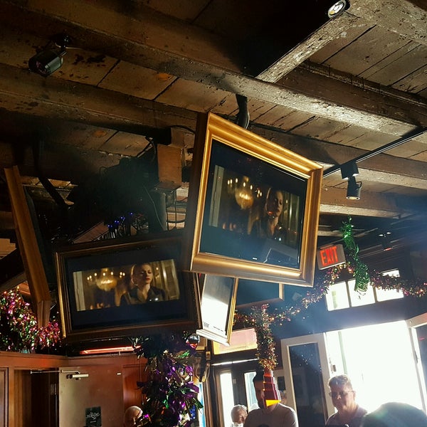 2/19/2017 tarihinde Michelangelo J.ziyaretçi tarafından Cafe Lafitte In Exile'de çekilen fotoğraf