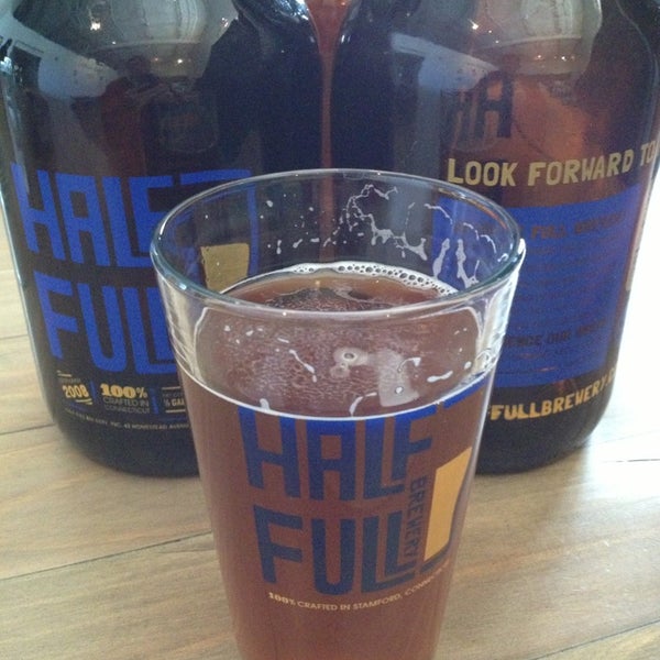 รูปภาพถ่ายที่ Half Full Brewery โดย Porter H. เมื่อ 4/6/2013