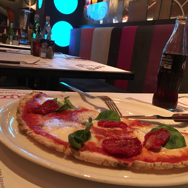 รูปภาพถ่ายที่ Piola Pizza โดย Sarvin เมื่อ 11/4/2017