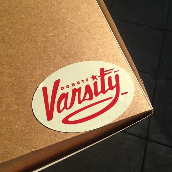 รูปภาพถ่ายที่ Varsity Donuts โดย Emily B. เมื่อ 12/22/2012
