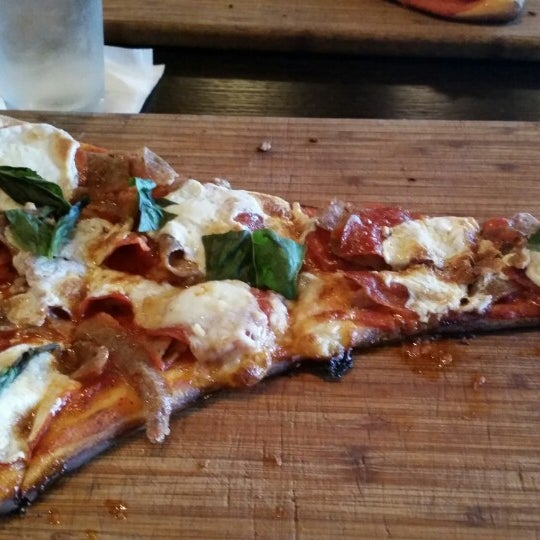 Foto scattata a Crust Pizza &amp; Wine Cafe da Ebony H. il 8/23/2014