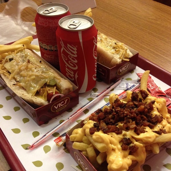 Foto scattata a Vic&#39;s Hot Dog Gourmet da Thiago D. il 1/2/2015