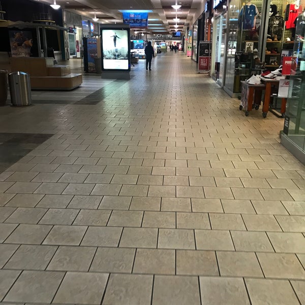 2/11/2019 tarihinde Brian G.ziyaretçi tarafından Brunswick Square Mall'de çekilen fotoğraf