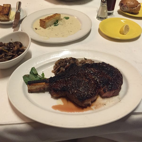 Снимок сделан в Michael Jordan&#39;s The Steak House N.Y.C. пользователем Candace J. 12/21/2014