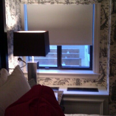Das Foto wurde bei The Normandy Hotel von Celeste S. am 11/4/2012 aufgenommen