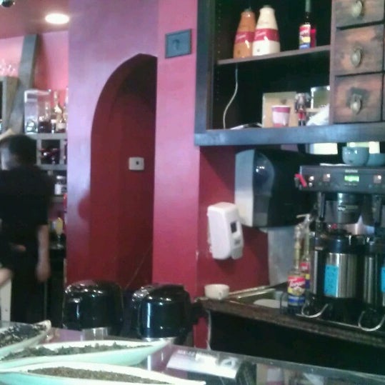 Foto tomada en Tisane Euro Asian Cafe  por Celeste S. el 2/17/2013