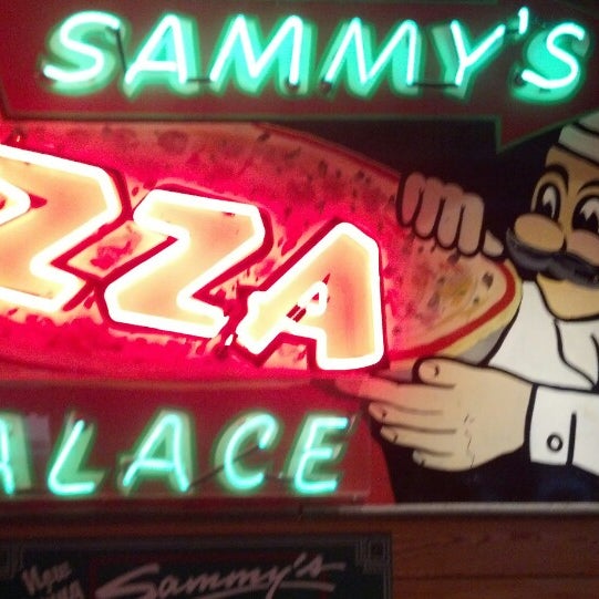 รูปภาพถ่ายที่ Sammy&#39;s โดย Jason R. เมื่อ 5/8/2013