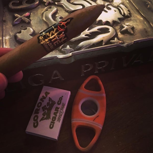 1/14/2016에 Jiggee J.님이 Corona Cigar Company &amp; Drew Estate Lounge에서 찍은 사진