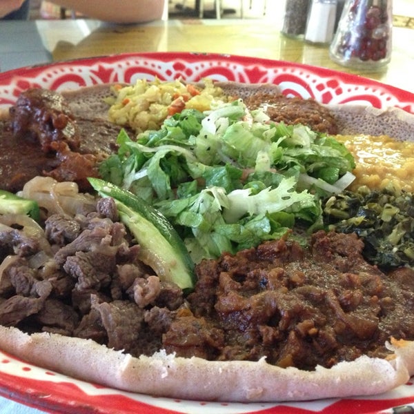 Foto scattata a Red Sea Ethiopian Restaurant da Crystal Lyn il 8/16/2013
