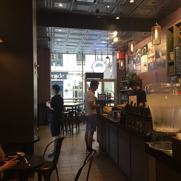 7/3/2016 tarihinde Julie V.ziyaretçi tarafından Gregorys Coffee'de çekilen fotoğraf